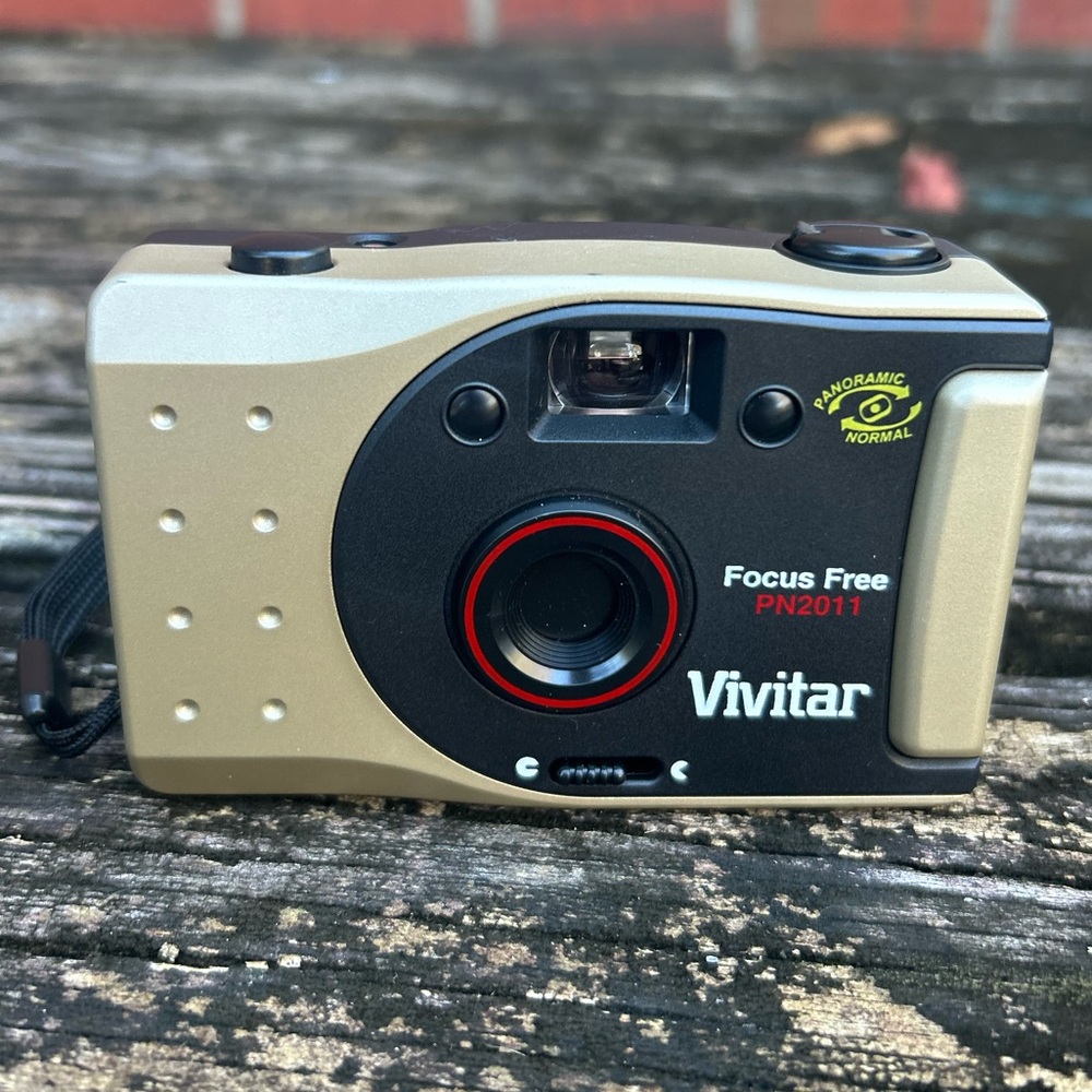 Vivitar PN2011 Focus Free-Panoramic 35mm Point & Shoot Film Camera  Z1